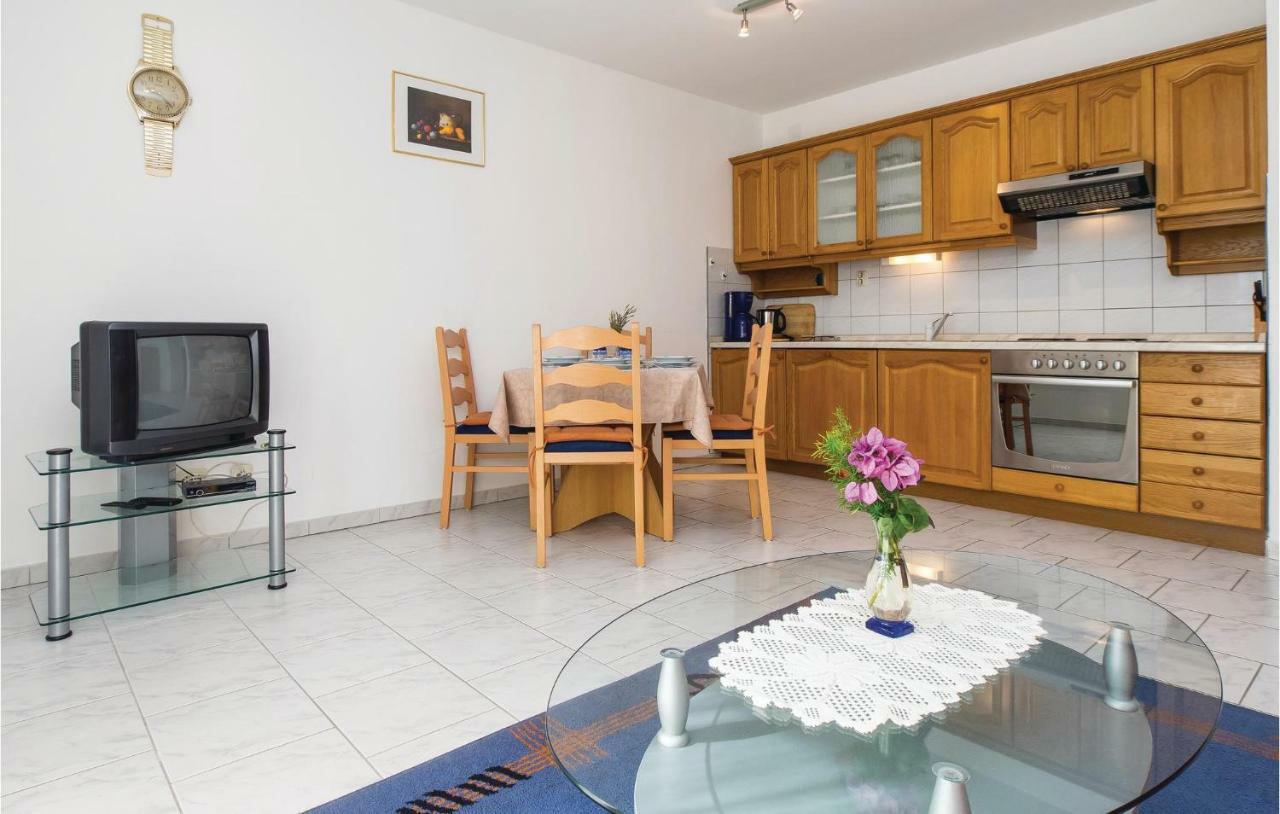 2 Bedroom Amazing Apartment In Supetar Eksteriør bilde